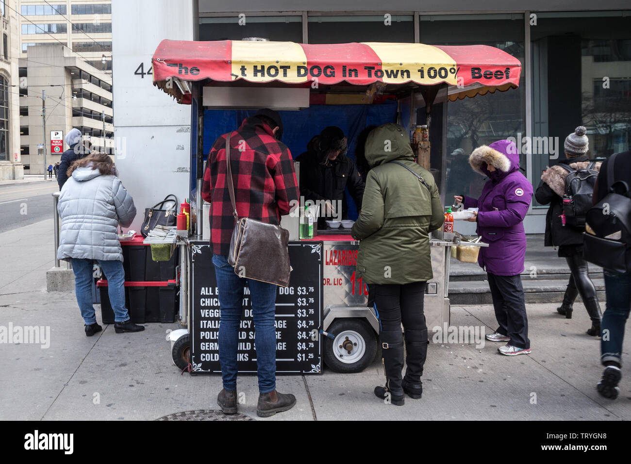 TORONTO, CANADA - LE 14 NOVEMBRE 2018 : plus l'Amérique du stand de hot-dog au centre-ville de Toronto (Ontario), la vente de saucisses, frites et boissons dans un st Banque D'Images
