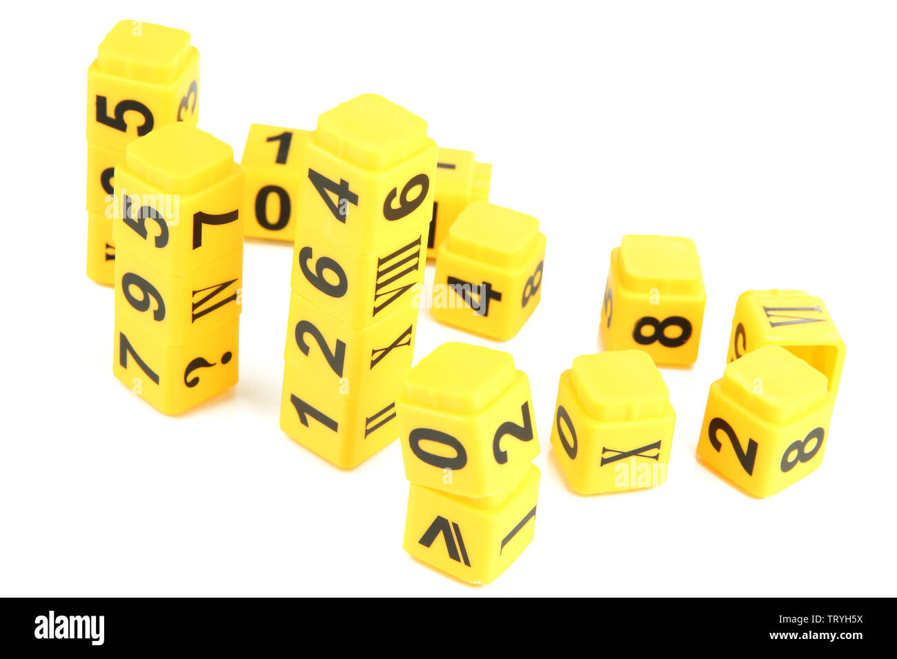 Cubes éducatifs avec des numéros différents isolated on white Banque D'Images