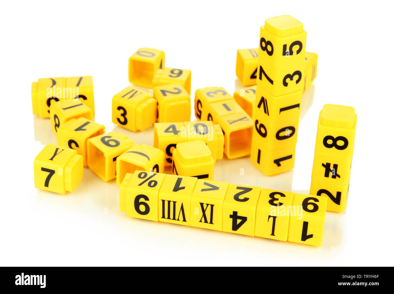 Cubes éducatifs avec des numéros différents isolated on white Banque D'Images