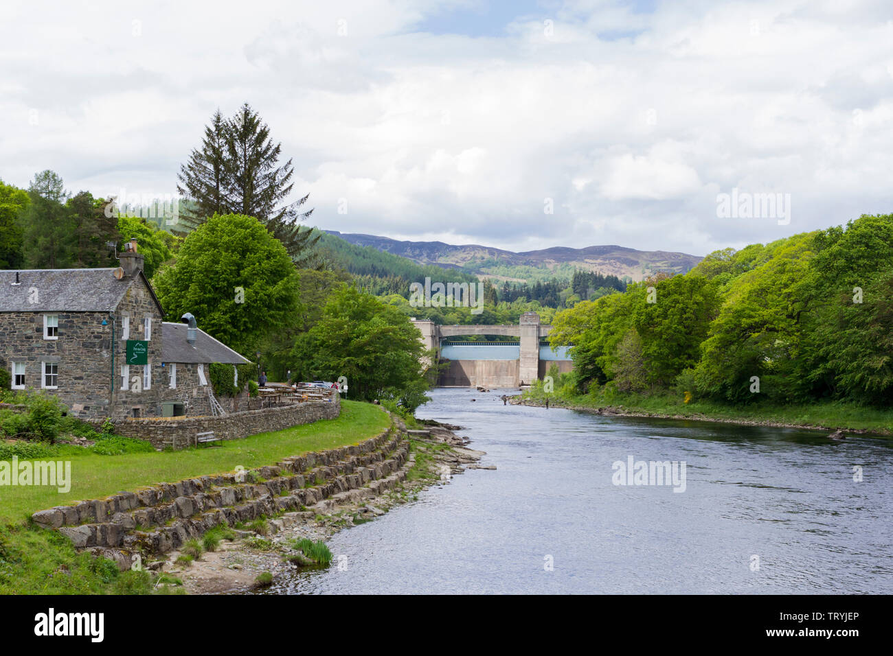 Vue sur la rivière Tummel et dam à Pitlochry, Perth et Kinross, Scotland, UK Banque D'Images