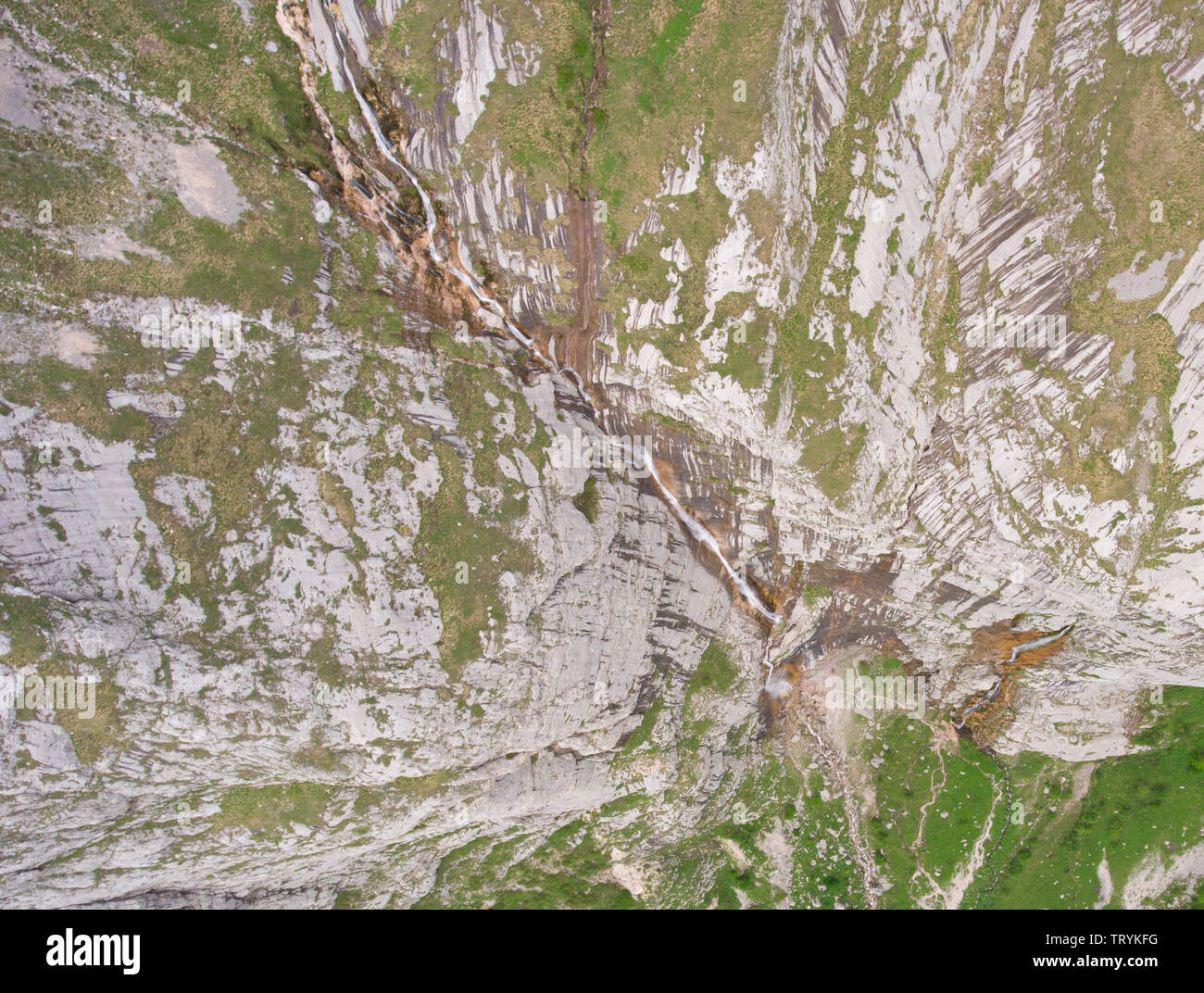 Photo aérienne vue d'en haut. Il Vodopadisty Pshehsky aussi cascade creek. La réserve naturelle du Caucase. Système de montagne du Caucase. Banque D'Images Photo aérienne vue d'en haut. Il Vodopadisty Pshehsky aussi cascade creek. La réserve naturelle du Caucase. Système de montagne du Caucase. Banque D'Images