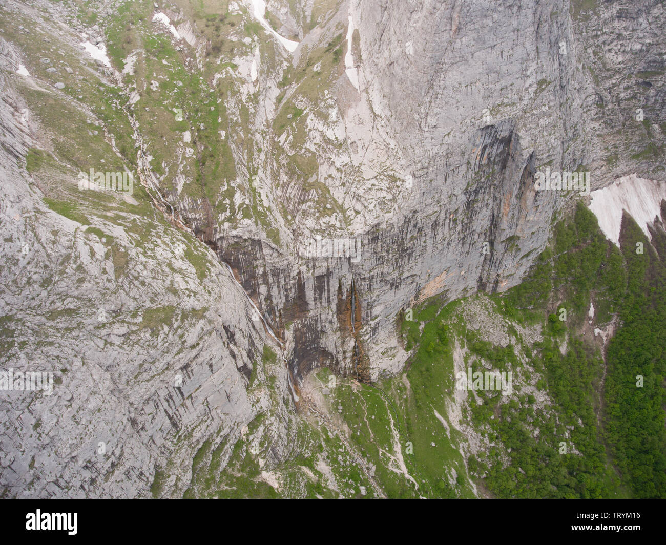 Photo aérienne. Pshehsky Vodopadisty ou cascade creek. La réserve naturelle du Caucase. Fischt-Oshtenovsky mountain pass. Système de montagne du Caucase. Banque D'Images Photo aérienne. Pshehsky Vodopadisty ou cascade creek. La réserve naturelle du Caucase. Fischt-Oshtenovsky mountain pass. Système de montagne du Caucase. Banque D'Images