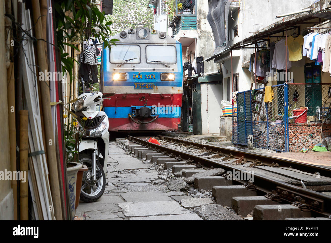 Un train voyageant à travers une section de l'Hanoi street railway Banque D'Images