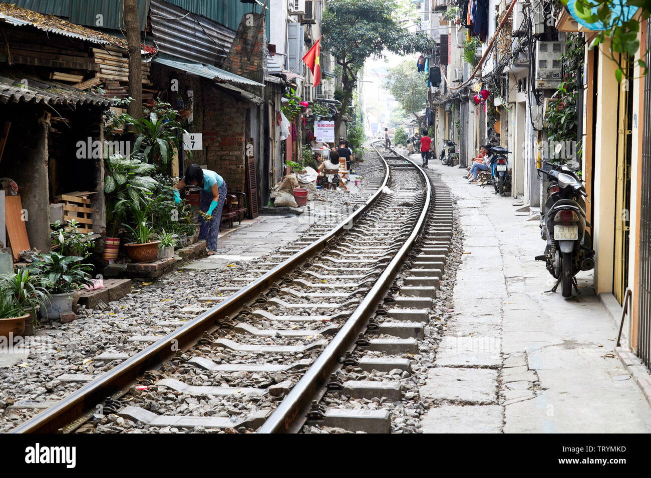 La vie quotidienne aux côtés de l'Hanoi Street Railway, Vietnam Banque D'Images