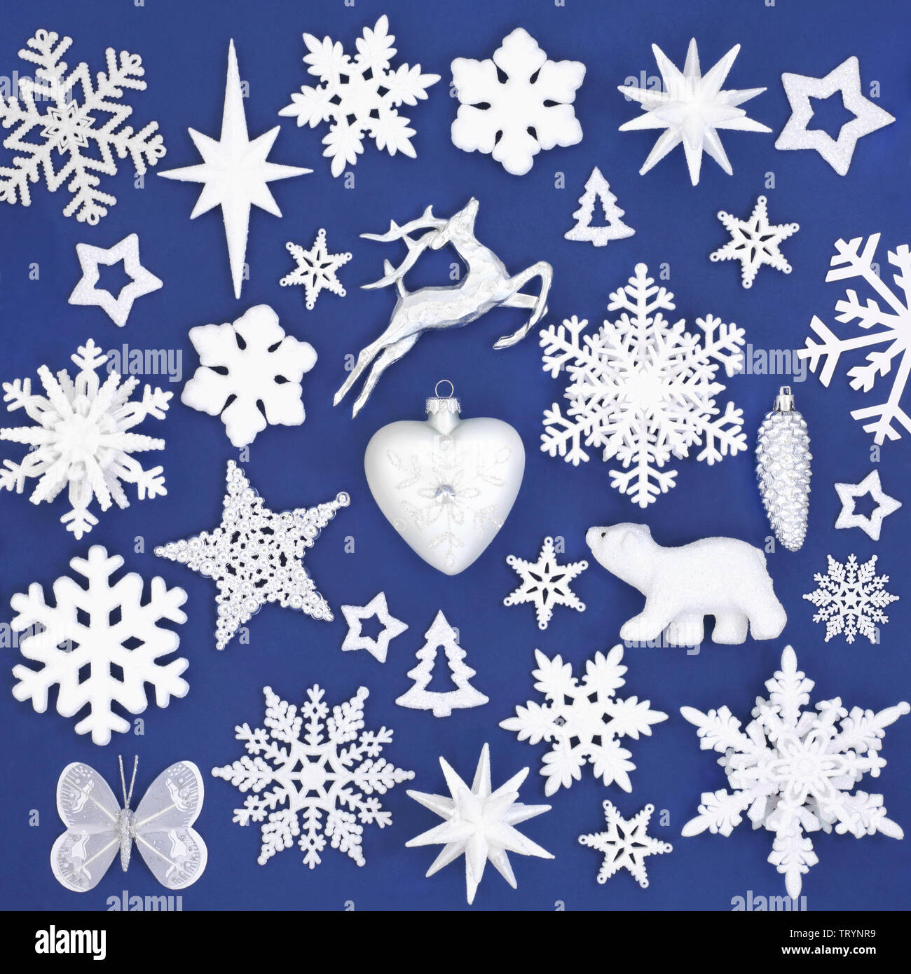 Arbre de Noël Boules décoratives formant un résumé contexte le bleu. Symboles traditionnels pour les fêtes. Banque D'Images