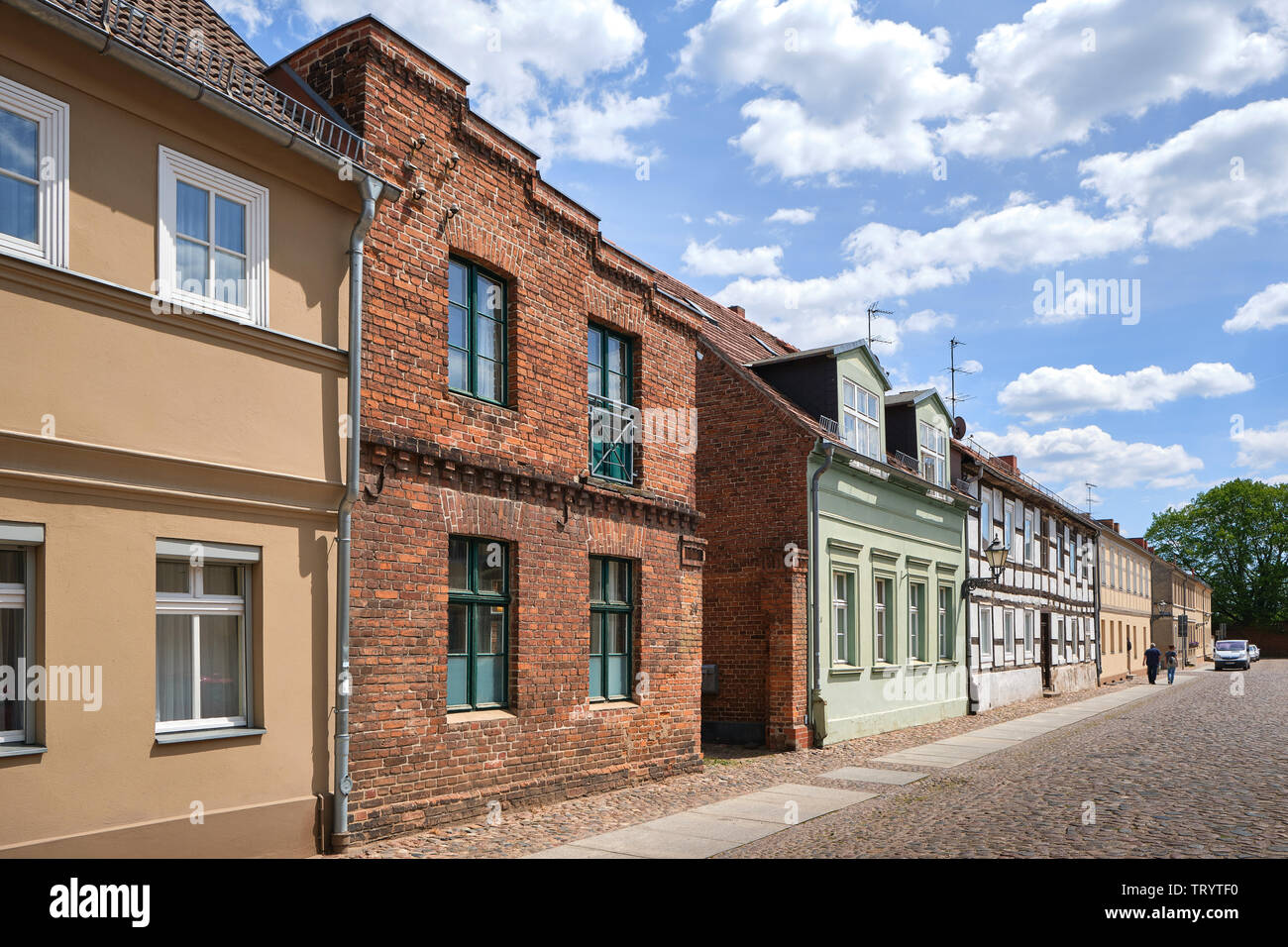 Rue avec maisons caractéristiques de Neuruppin, Allemagne Banque D'Images