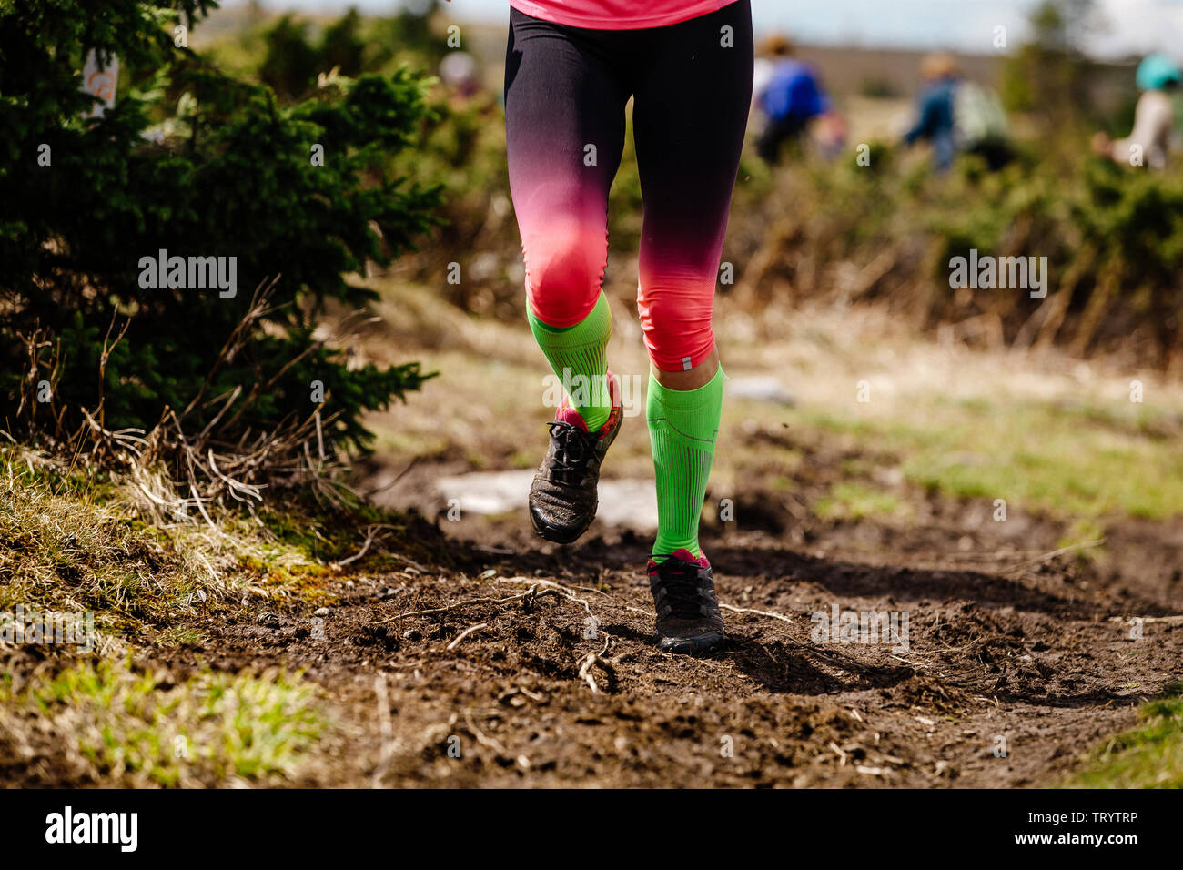 Les jambes des femmes dans des chaussettes de compression runner run piste sale Banque D'Images