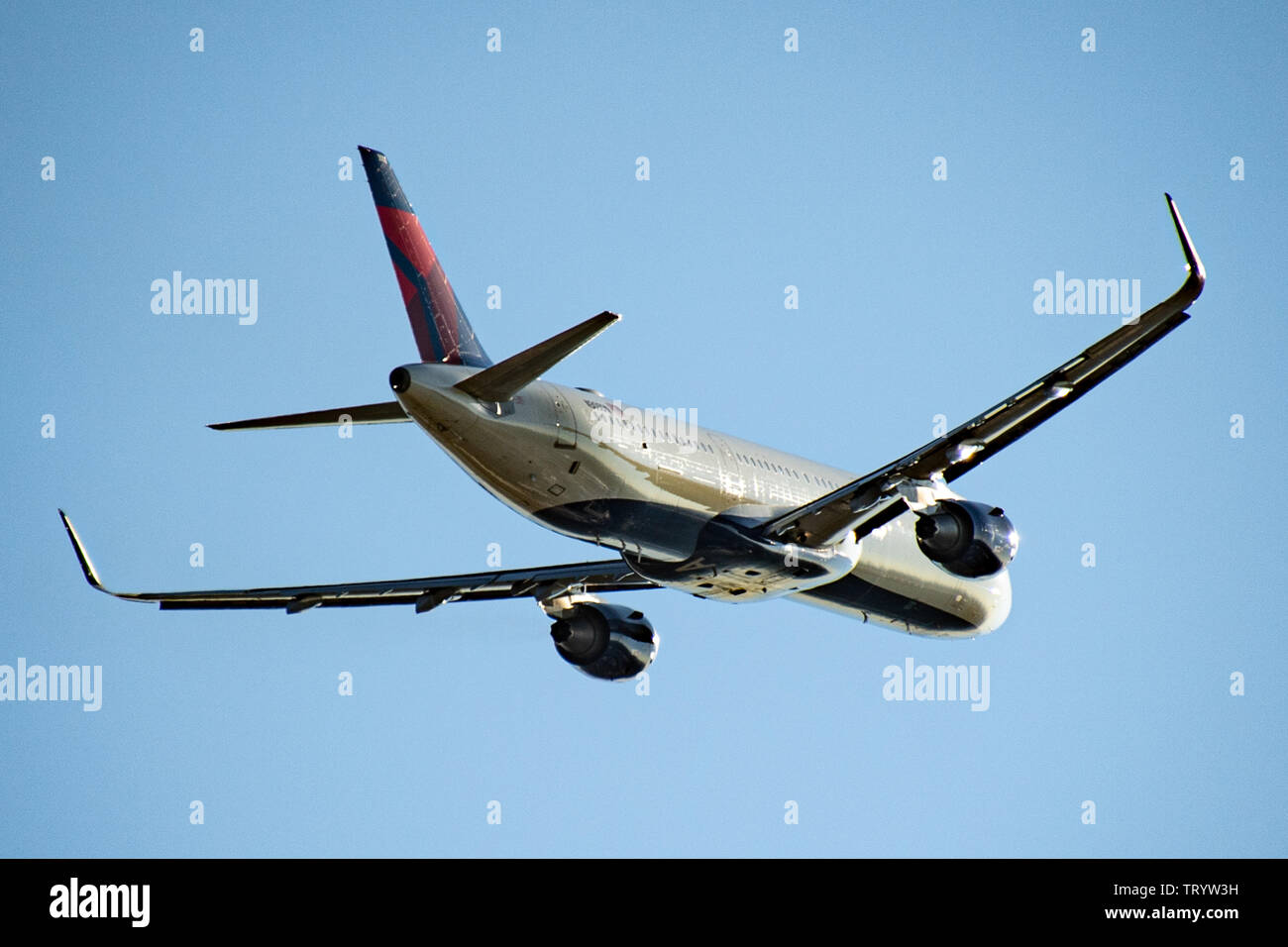 Les avions qui décolle de l'aéroport international Hartsfield-Jackson [NIKON D5, 28.0-300.0 mm f/3.5-5.6,  = mode priorité ouverture, ISO 100, 1/1250, ƒ/5.6 Banque D'Images