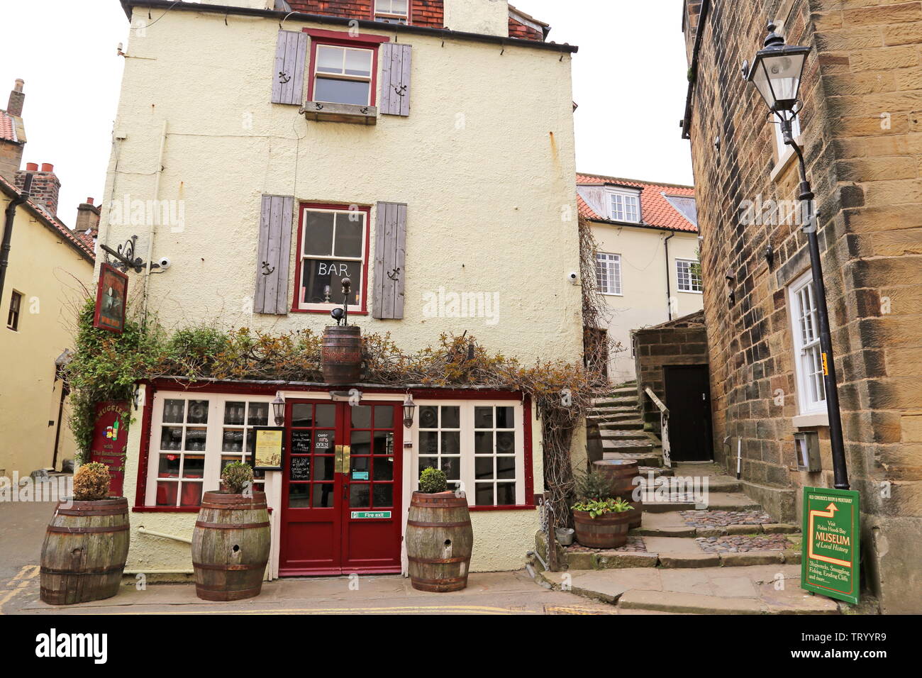 Les passeurs d'un bar-bistrot, le Dock, Robin Hood's Bay, municipalité de Scarborough, North Yorkshire, Angleterre, Grande-Bretagne, Royaume-Uni, UK, Europe Banque D'Images