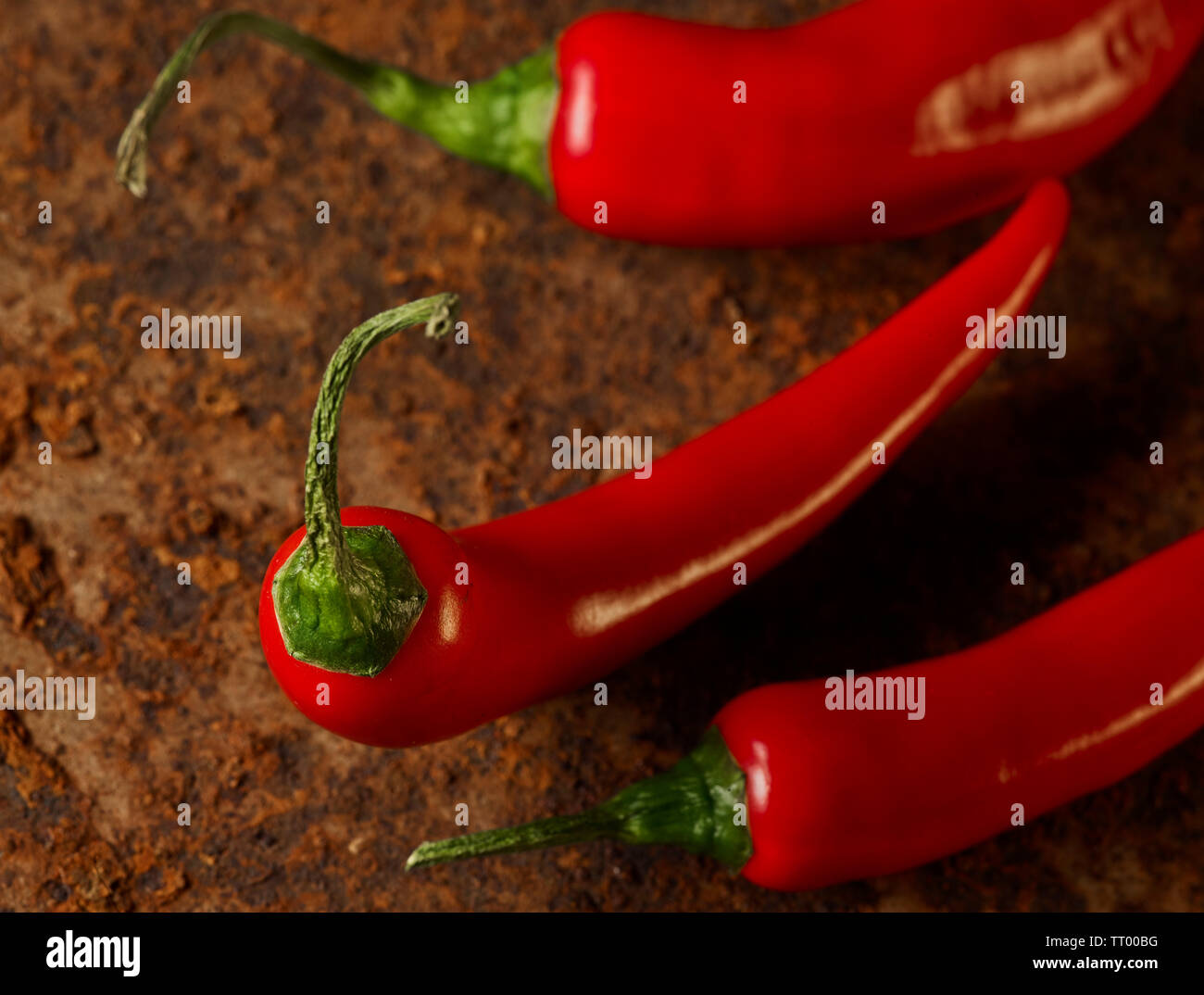 Chilie peppers rouge sur un fond rouillé Banque D'Images