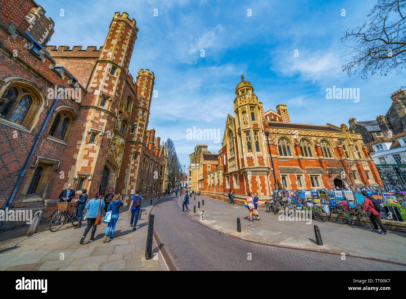 CAMBRIDGE, Royaume-Uni - 18 avril : rue de la vieille ville avec l'architecture traditionnelle britannique à Cambridge le 18 avril 2019 Banque D'Images