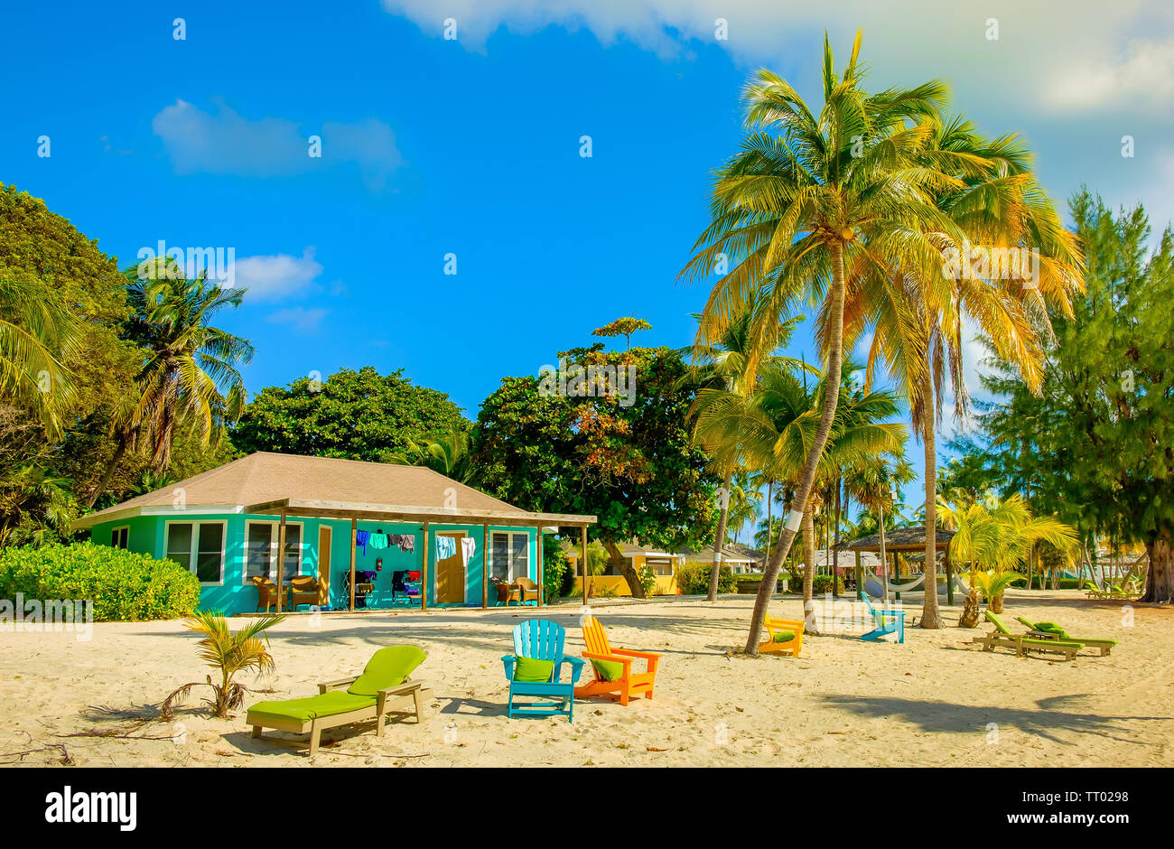 La petite Caïman, Îles Cayman, Nov 2018, maison Caribbean-Style turquoise sur South Hole Sound Banque D'Images