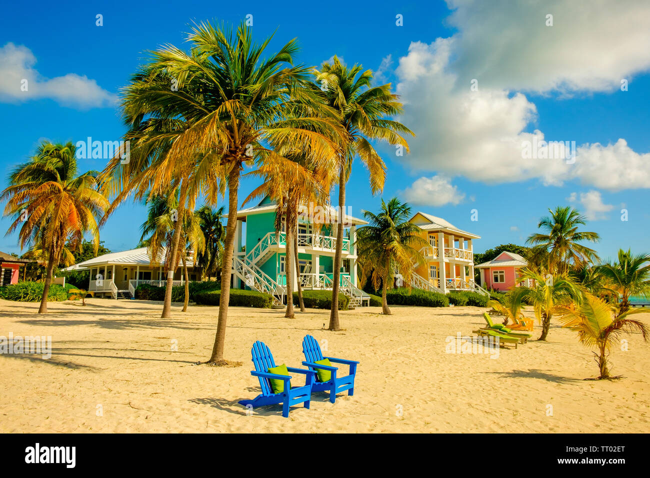 Little Cayman, îles Caïmans, novembre 2018, bâtiments colorés de style caribéen sur South Hole Sound Banque D'Images