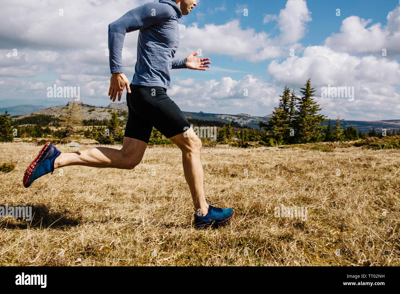 Homme runner trail running sur herbe jaune sur le plateau de la montagne Banque D'Images