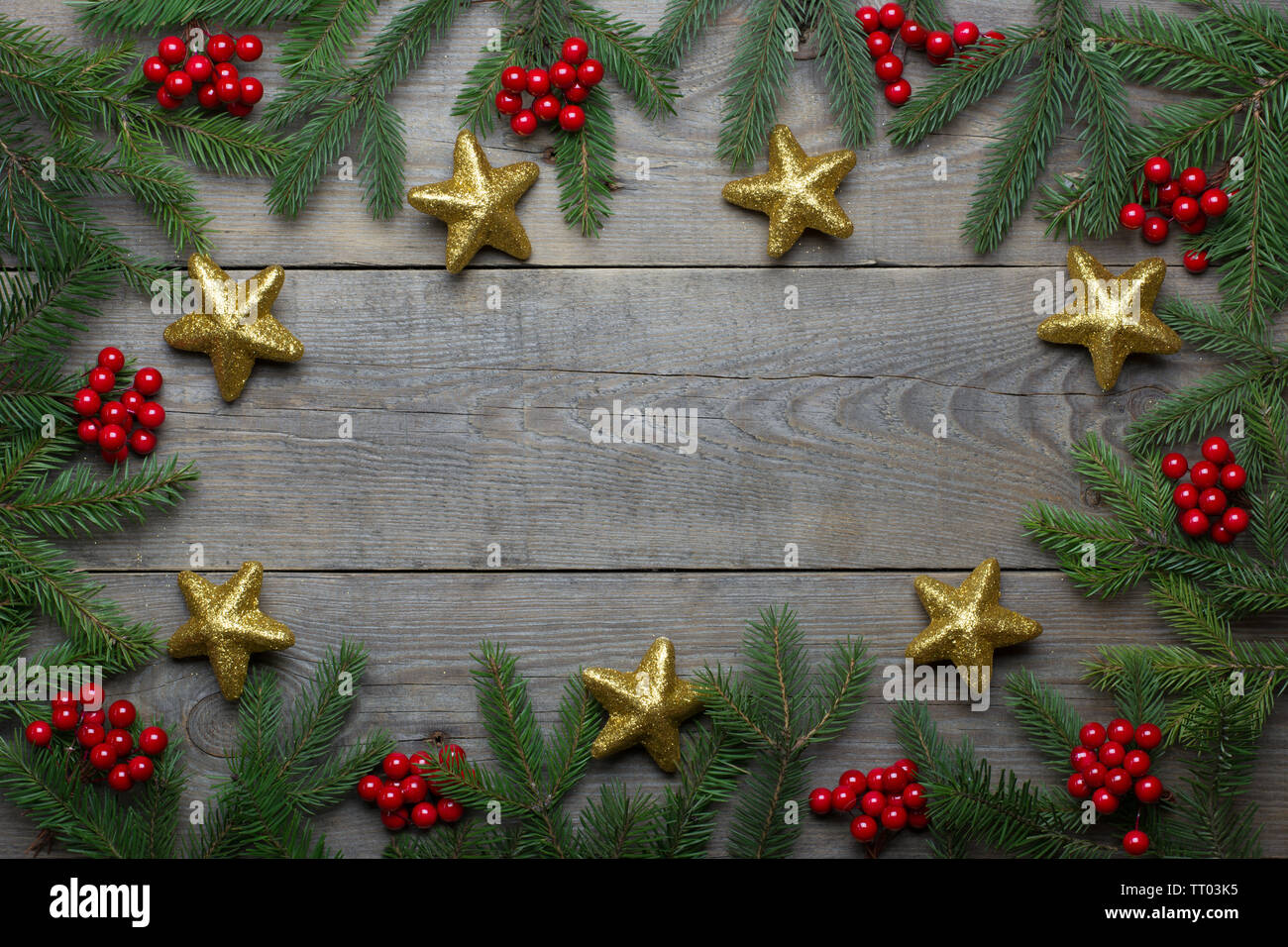 Carte de Noël avec sapin branches, Rowan berries Red et Golden glitter sur fond de bois - espace texte Banque D'Images