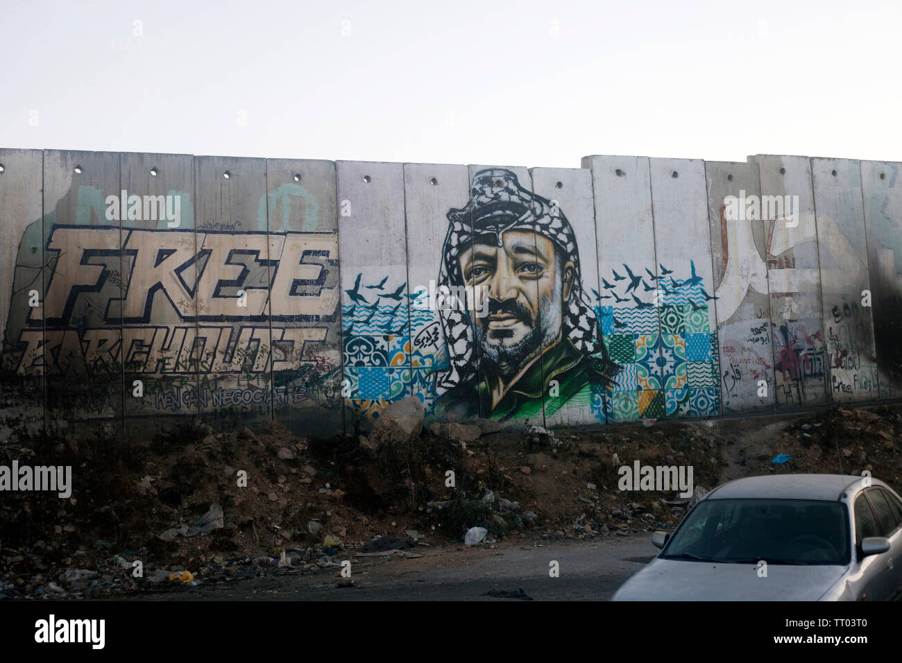 Cisjordanie, Territoires palestiniens : portrait de Yasser Arafat dessiné sur le mur séparant Israël et la Palestine, près de l'armée de Qalandiya checkpoin Banque D'Images