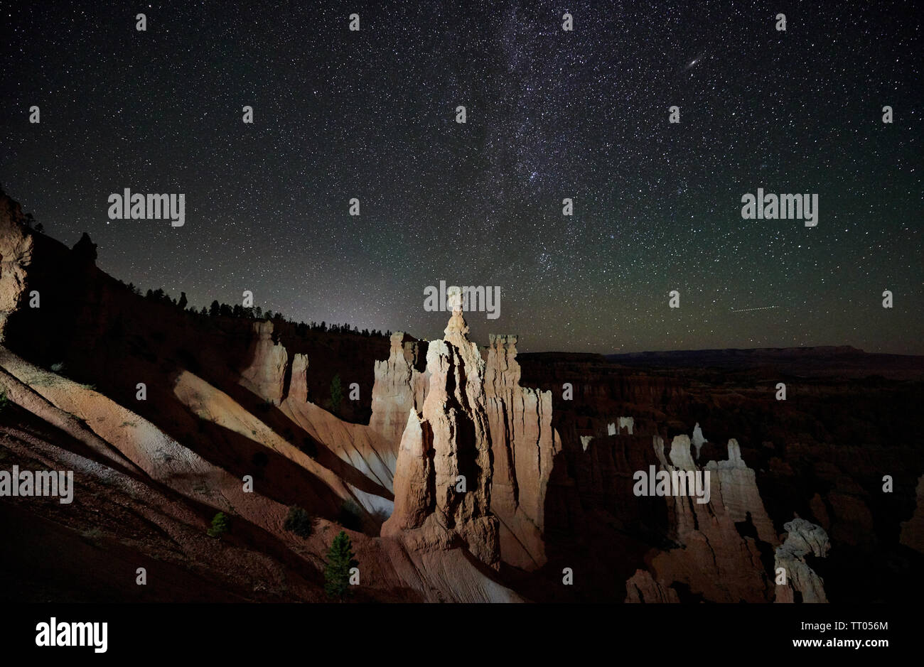 Photo de nuit dans le Parc National de Bryce Canyon avec voie lactée, Utah, USA, Amérique du Nord Banque D'Images