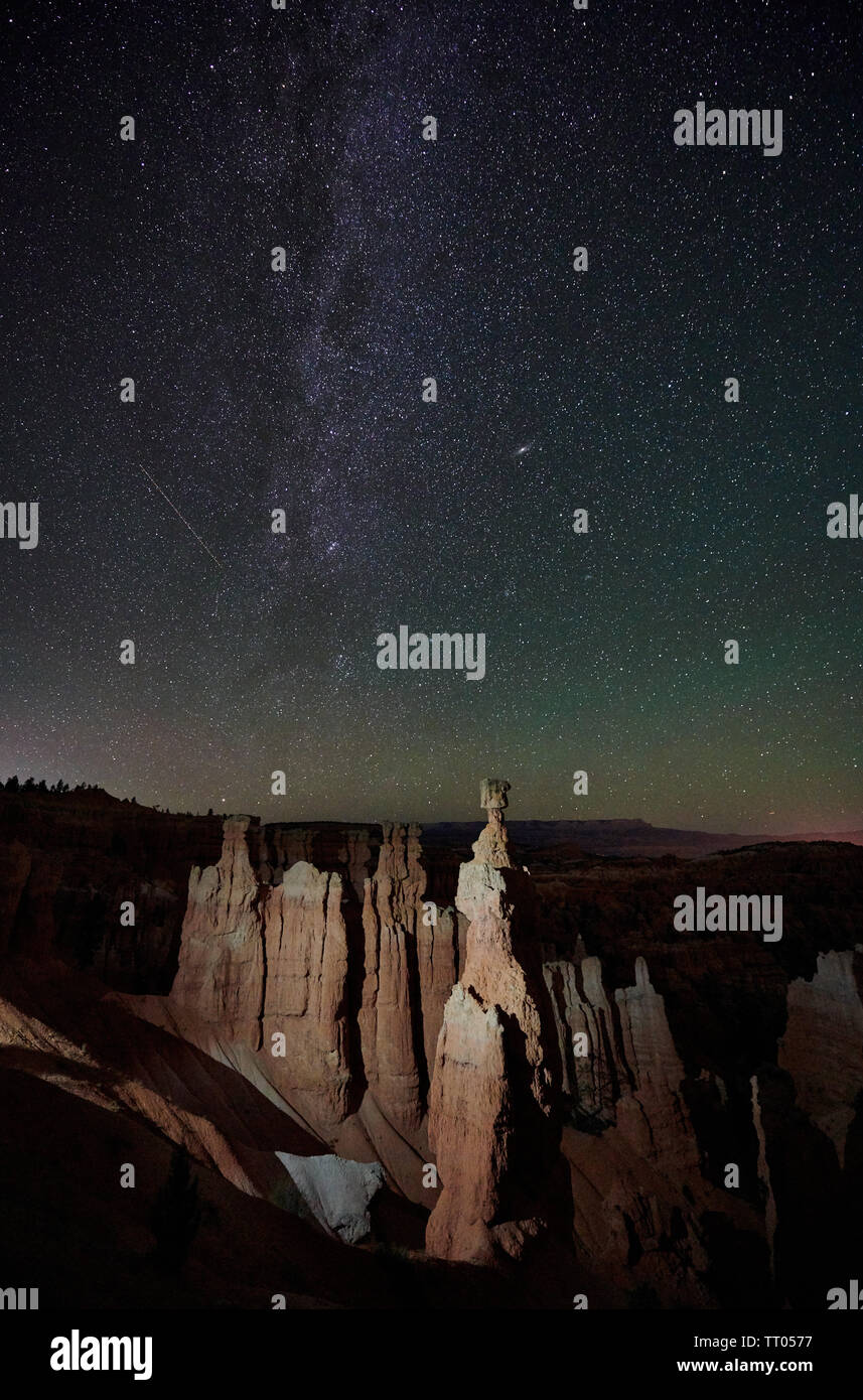 Photo de nuit dans le Parc National de Bryce Canyon avec voie lactée, Utah, USA, Amérique du Nord Banque D'Images