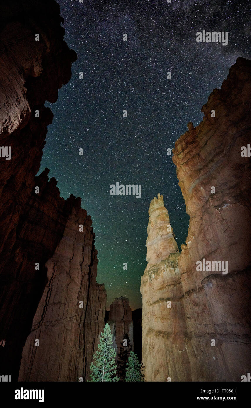 Photo de nuit dans le Parc National de Bryce Canyon avec voie lactée, Utah, USA, Amérique du Nord Banque D'Images