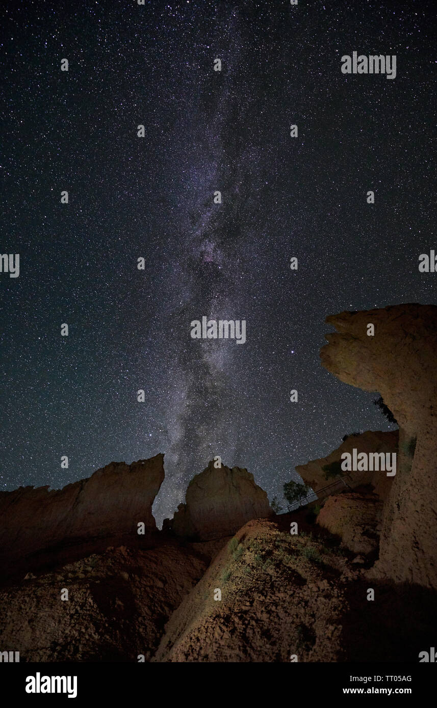 Photo de nuit dans le Parc National de Bryce Canyon avec voie lactée, Utah, USA, Amérique du Nord Banque D'Images