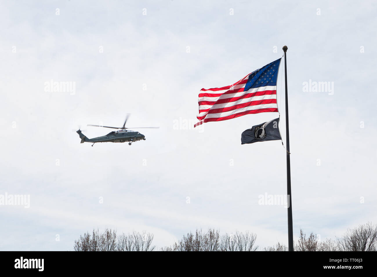 Marine One survolant le Tidal Basin à Washington D.C. avec les États-Unis et P.O.W. M.I.A drapeaux. Banque D'Images