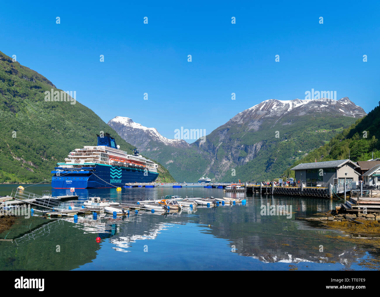 Bateau de croisière Pullmantur Zenith dans le port de Geiranger, Møre og Romsdal, Norvège, Sunnmøre Banque D'Images