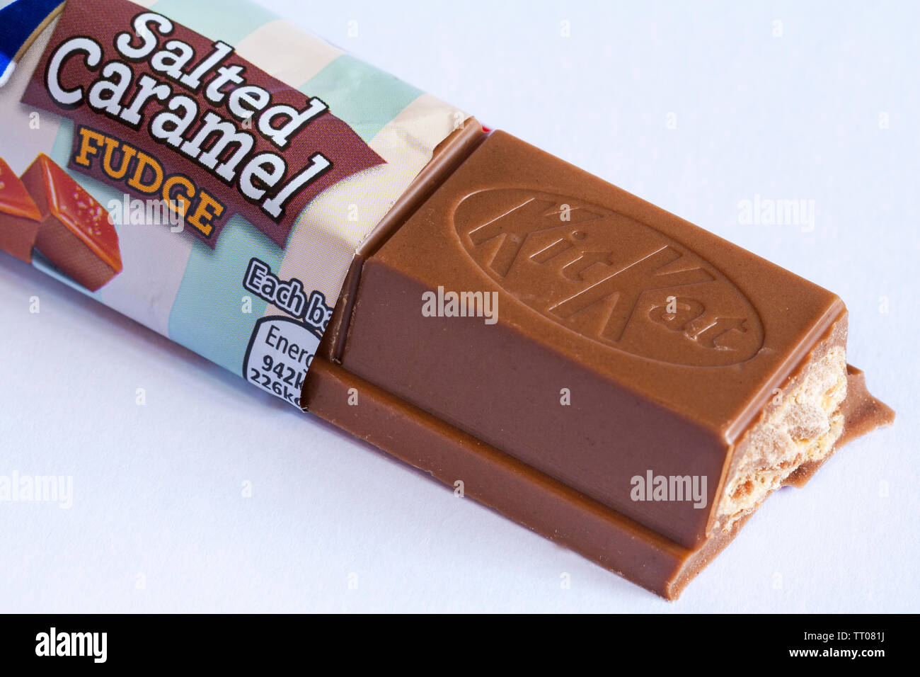 KitKat Nestlé fudge au caramel salé chunky bar ouvert pour afficher contenu situé sur fond blanc - kit kat Banque D'Images