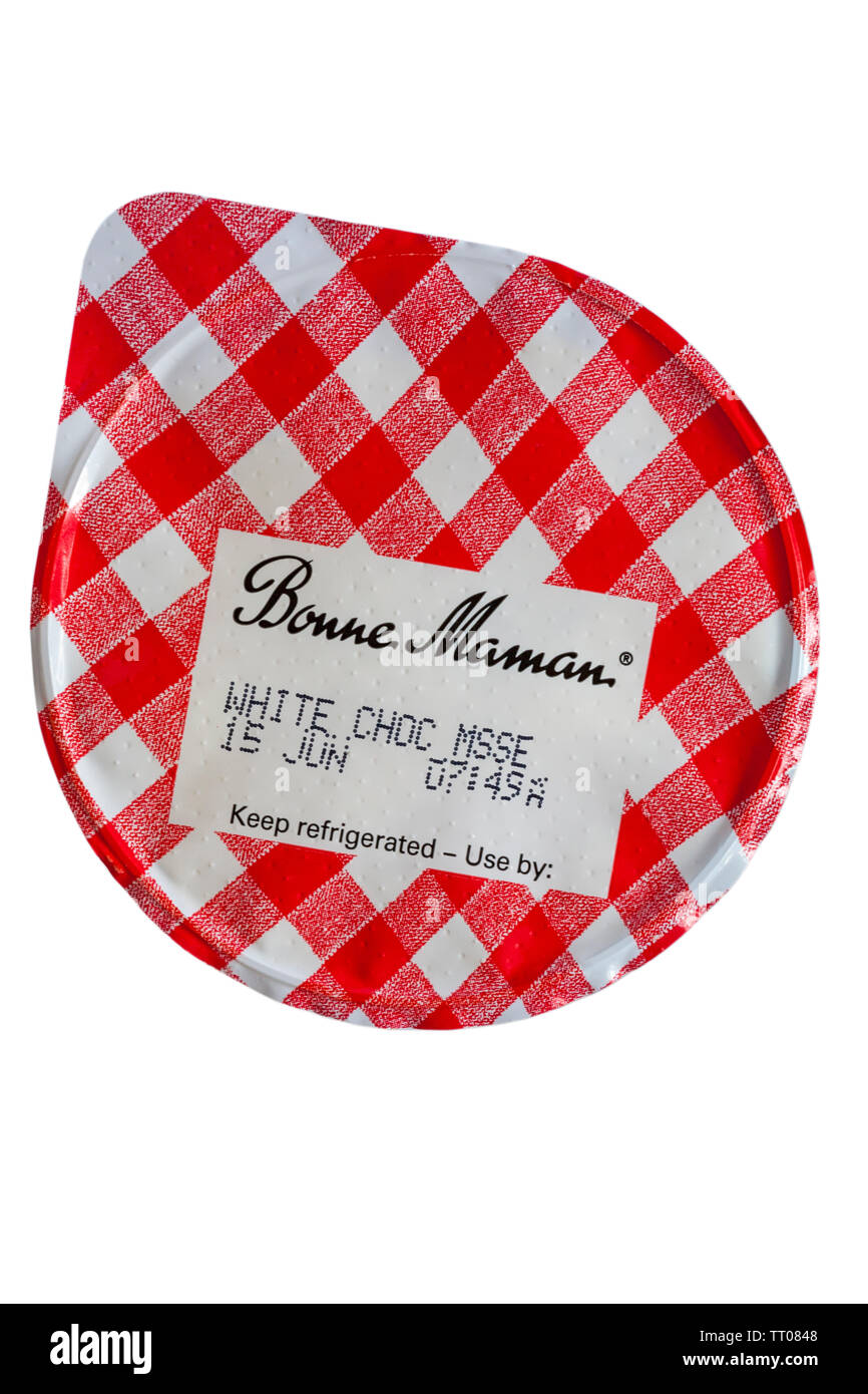 Bonne Maman Mousse au chocolat blanc avec du lait entier, isolé sur fond blanc - Mousse au chocolat blanc, le chocolat blanc à la crème fouettée tout simplement Banque D'Images