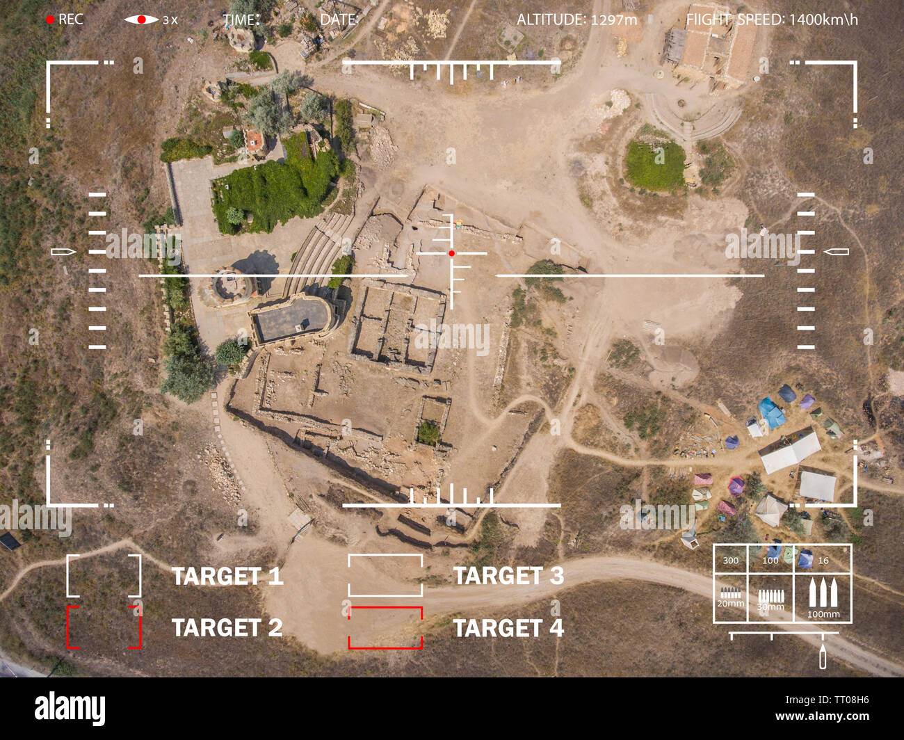 Vue du camp et les ruines de l'édifice par un avion de chasse bombardier viseur. Banque D'Images