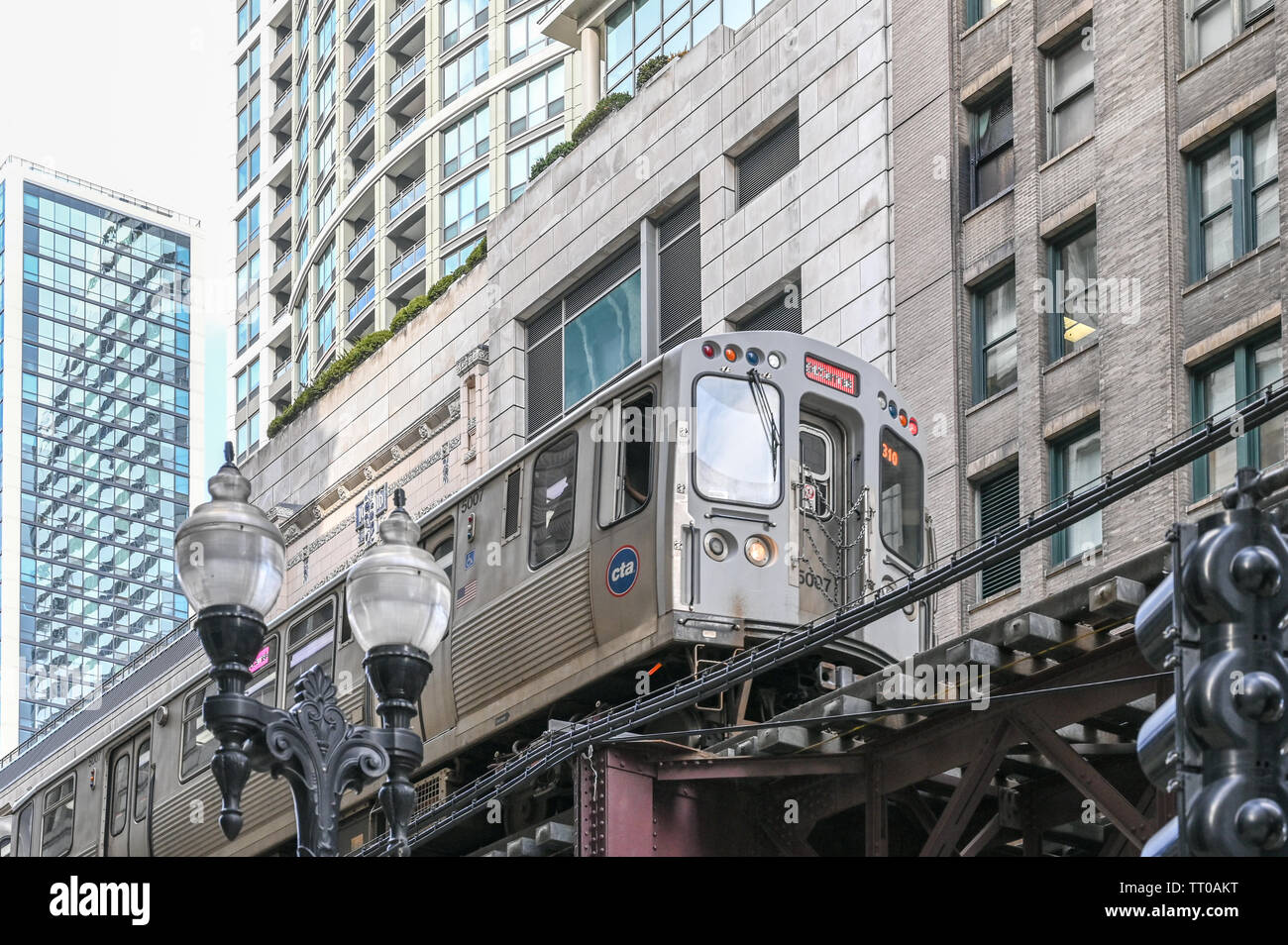 Le train sur la boucle dans le centre-ville de Chicago. La boucle est un circuit de 1,8 km de long rail élevée mais aussi un surnom pour le centre-ville de Chicago Banque D'Images