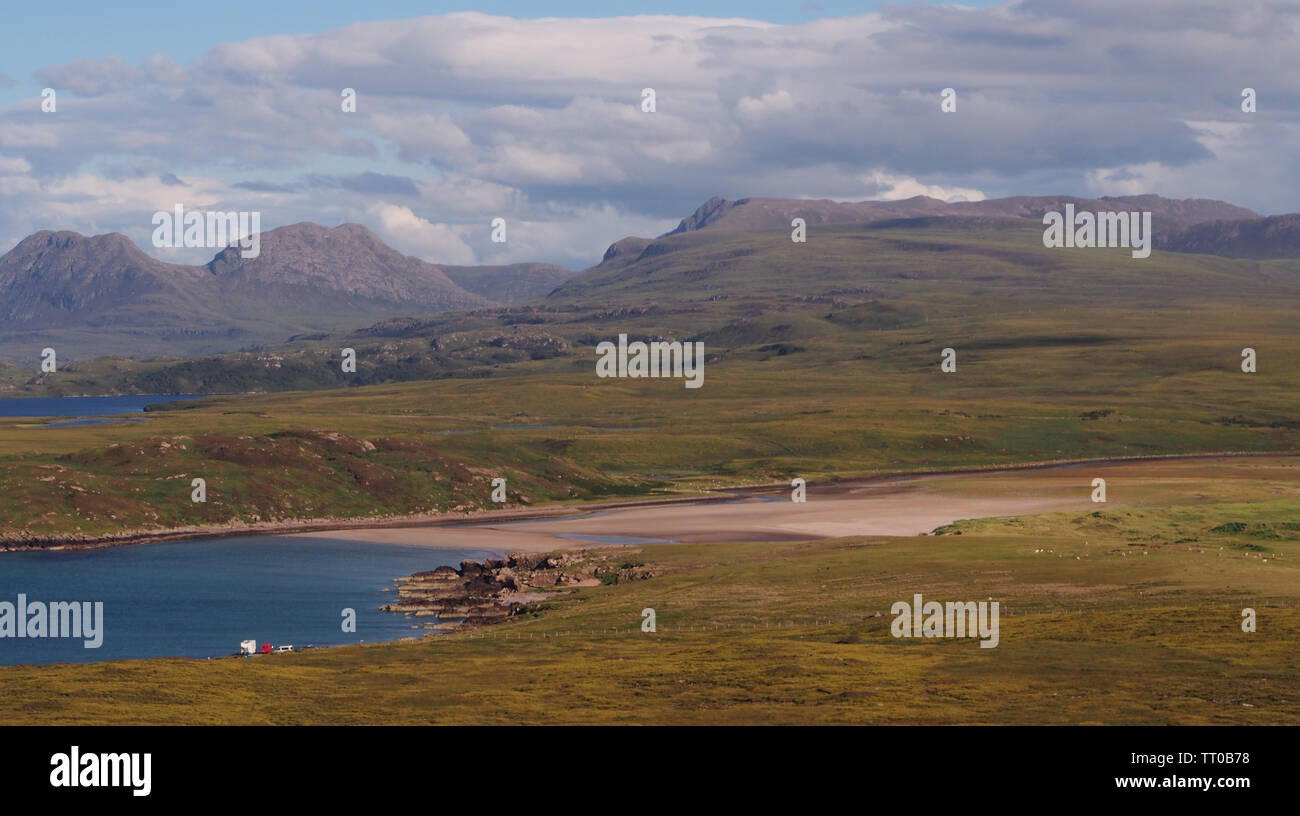 Vue d'Achnahaird Bay de la pointe, la péninsule, l'Écosse, Coigach avec les montagnes en arrière-plan et des véhicules en stationnement par la mer Banque D'Images