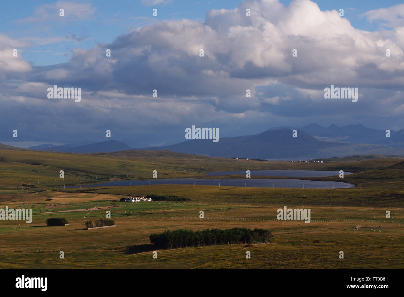 Un avis à la navigation de la pointe surplombant la baie d'Achnahaird, péninsule Coigach Ecosse, avec les nuages, le ciel et les propriétés locales dans le paysage Banque D'Images