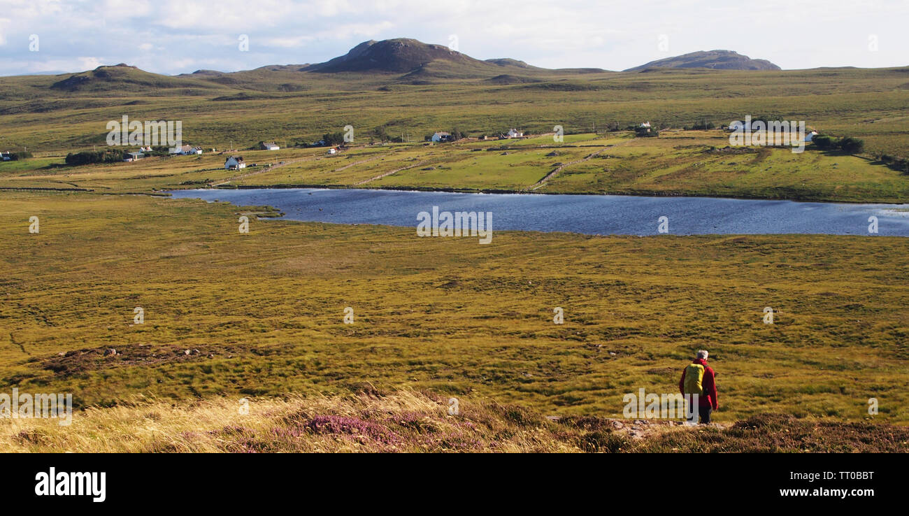 Vue près de Acnahaird Bay, la péninsule de Coigach Ecosse, avec des montagnes et un déambulateur, backpacker Banque D'Images