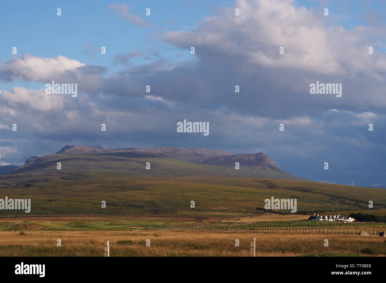 Un avis à la navigation de la pointe surplombant la baie d'Achnahaird, péninsule Coigach Ecosse, avec les nuages, le ciel et les propriétés locales dans le paysage Banque D'Images
