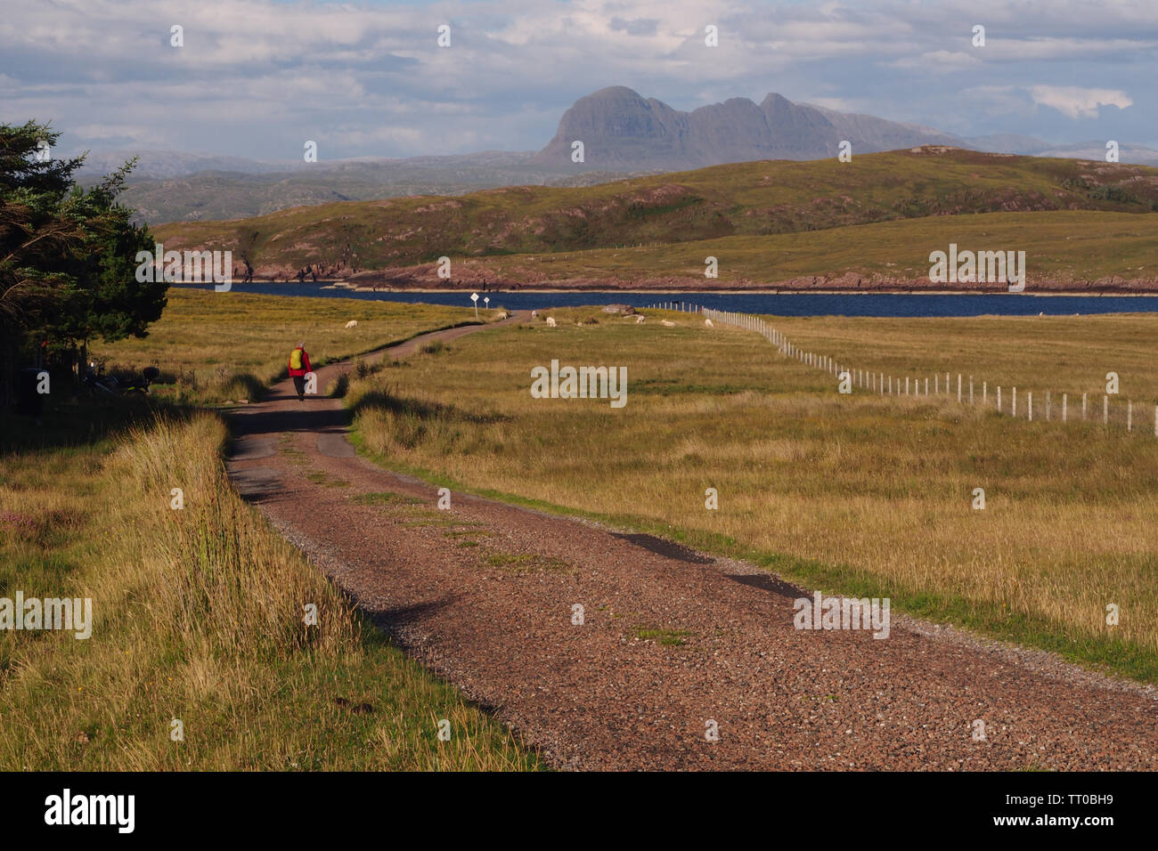 Vue près de Acnahaird Bay, la péninsule de Coigach Ecosse, avec des montagnes et un déambulateur, backpacker Banque D'Images