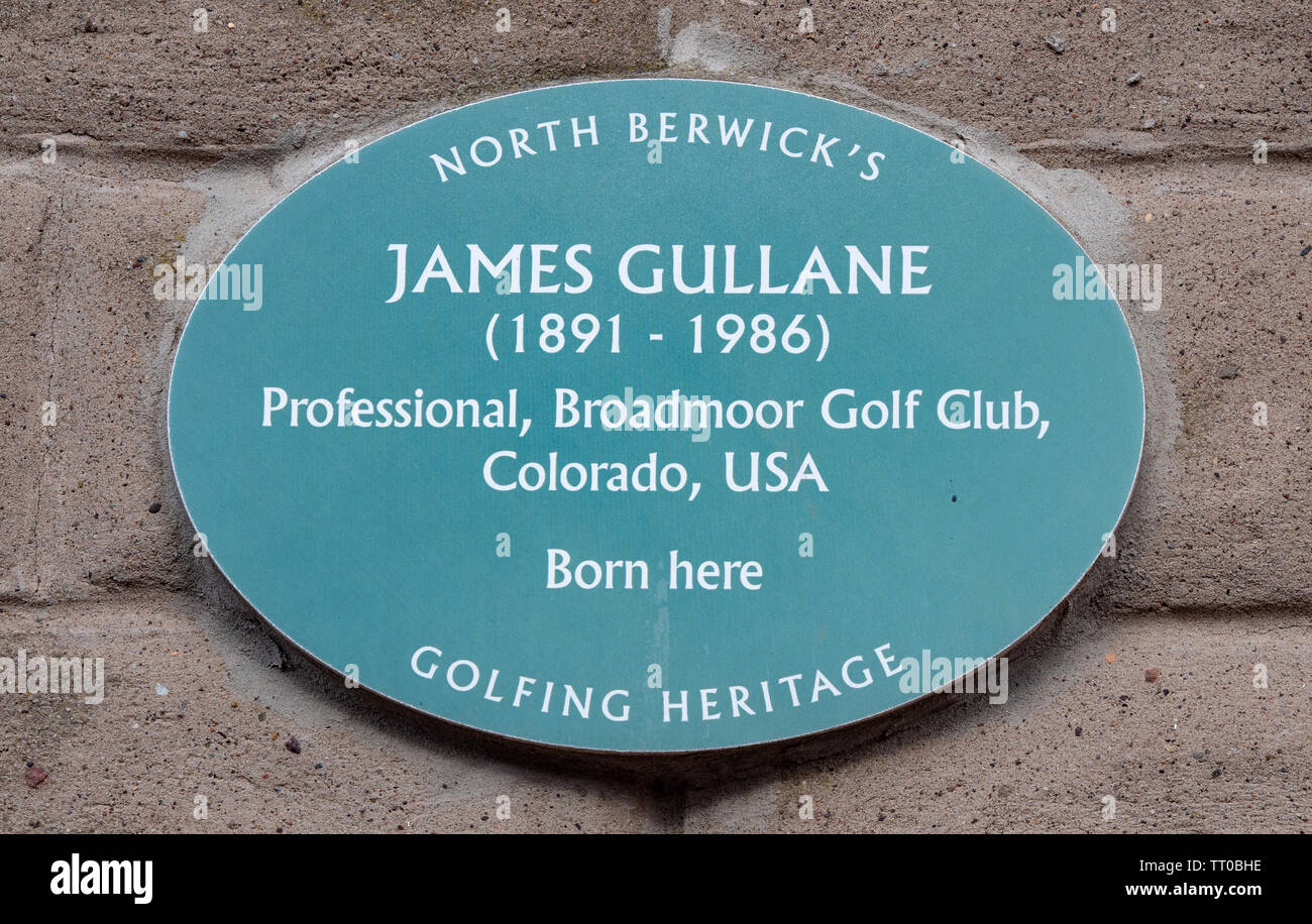 Plaque à North Berwick, East Lothian, Ecosse, marquant la naissance du golfeur professionnel James Bouaye. Banque D'Images