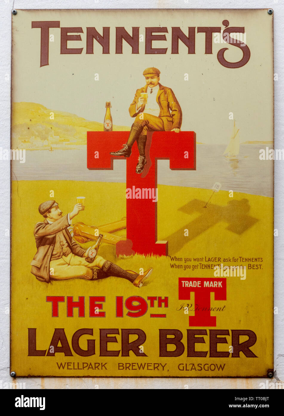 Un panneau publicitaire pour métal Tennent's Lager Beer. Banque D'Images