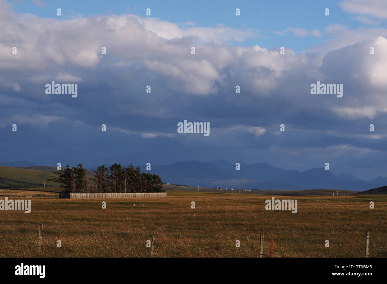 Vue près de Acnahaird Bay, la péninsule de Coigach Ecosse, avec des montagnes Banque D'Images