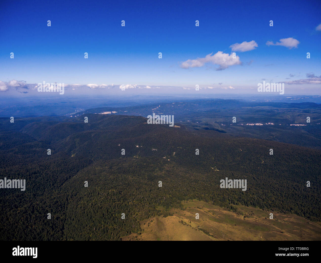 Vue aérienne. Paysage sauvage sur un ciel bleu. Caucase. Banque D'Images