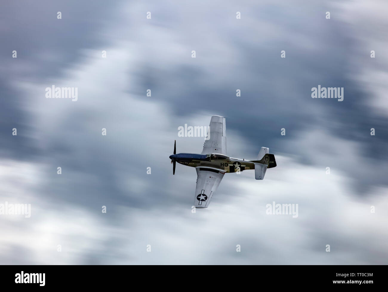 P51D Mustang vitesse excessive dans le ciel Banque D'Images