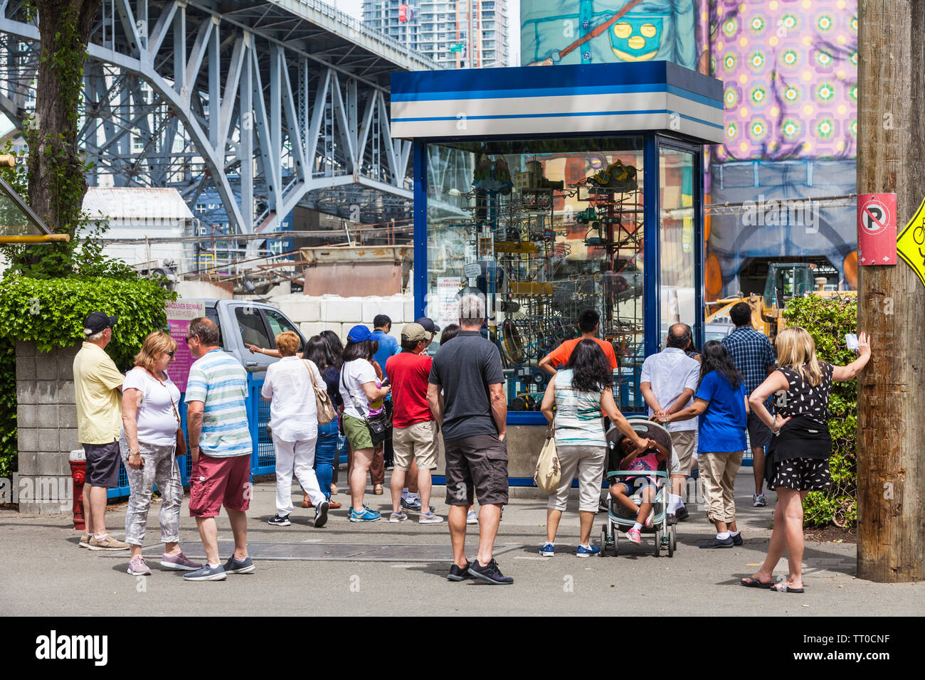 Regarder un écran Torists mécanisée à l'installation de béton de l'océan sur l'île Granville sous le pont Granville à Vancouver Banque D'Images