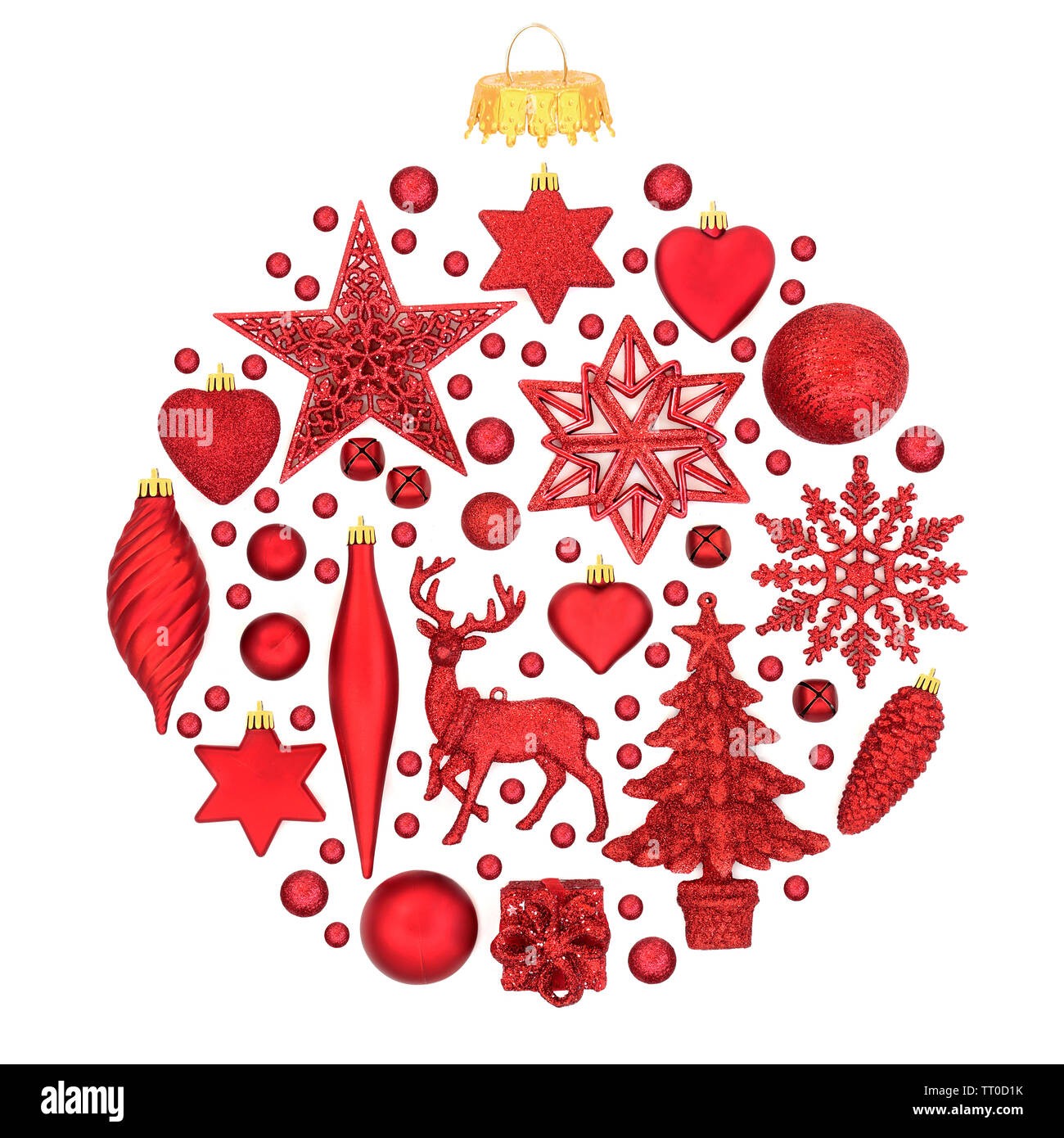 Décorations de Noël rouges formant un ornement babiole abstraite sur fond blanc. Carte traditionnelle des symboles pour la saison de fête. Banque D'Images