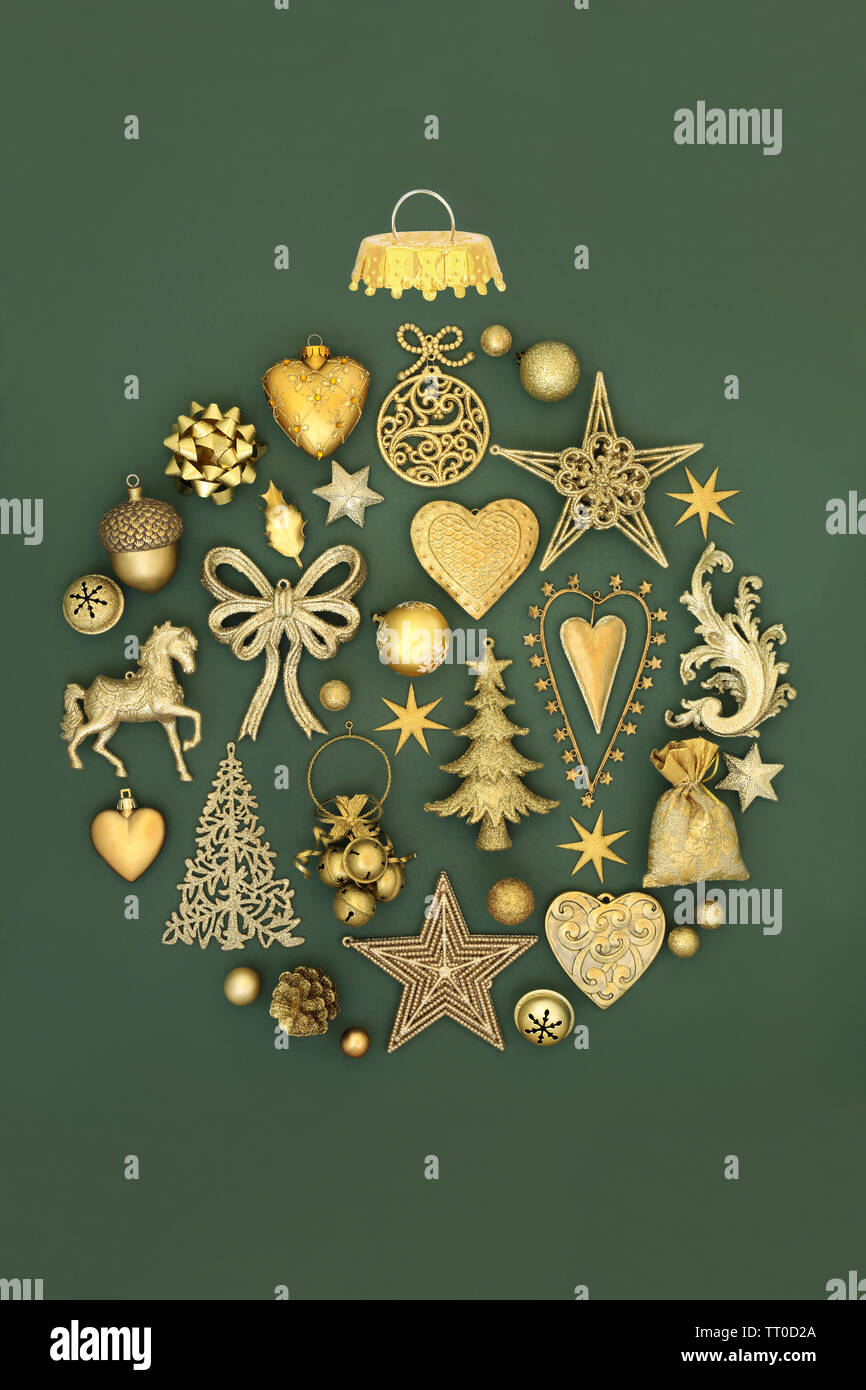 Décorations de Noël d'or formant un ornement babiole circulaire abstrait sur fond vert. Symbole traditionnel de Noël pour la période des fêtes. Banque D'Images