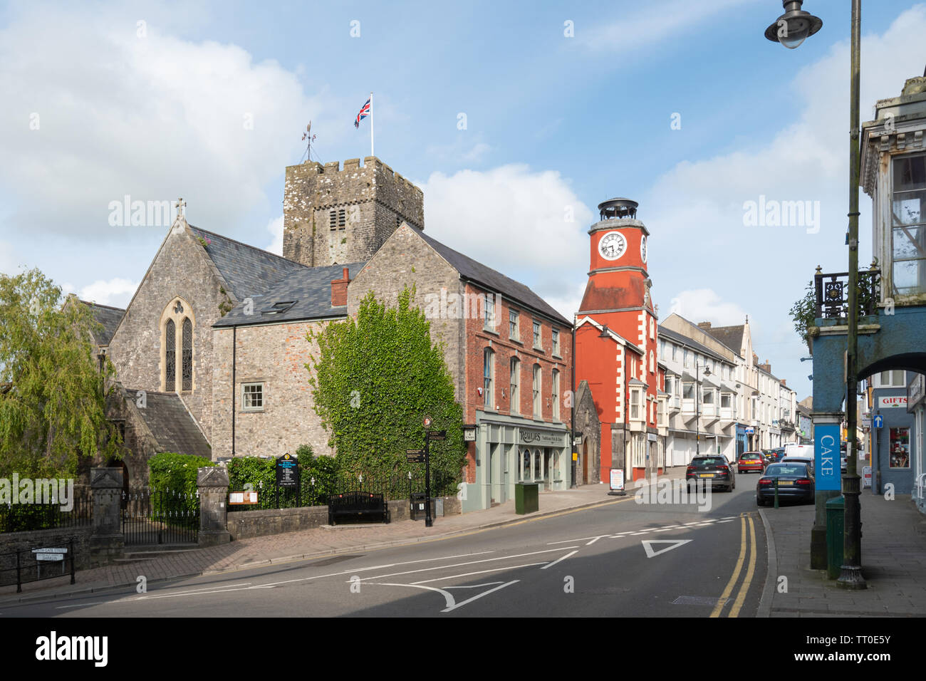 Vue de la rue principale dans le centre-ville de Pembroke, Pembrokeshire, Pays de Galles Banque D'Images