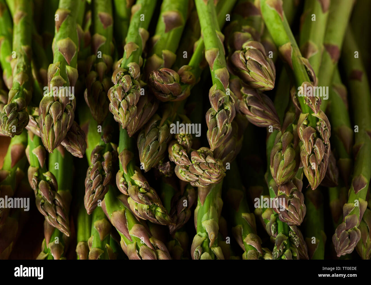 Asperges fraîches sur bois Banque D'Images