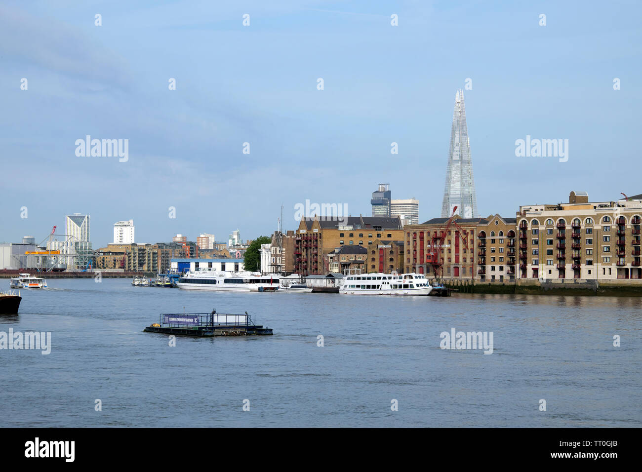 L'Écharde de Wapping, gratte-ciel city apartments, bateaux et péniche sur la Tamise vue depuis le sud de Londres Angleterre Royaume-uni Rotherhithe KATHY DEWITT Banque D'Images