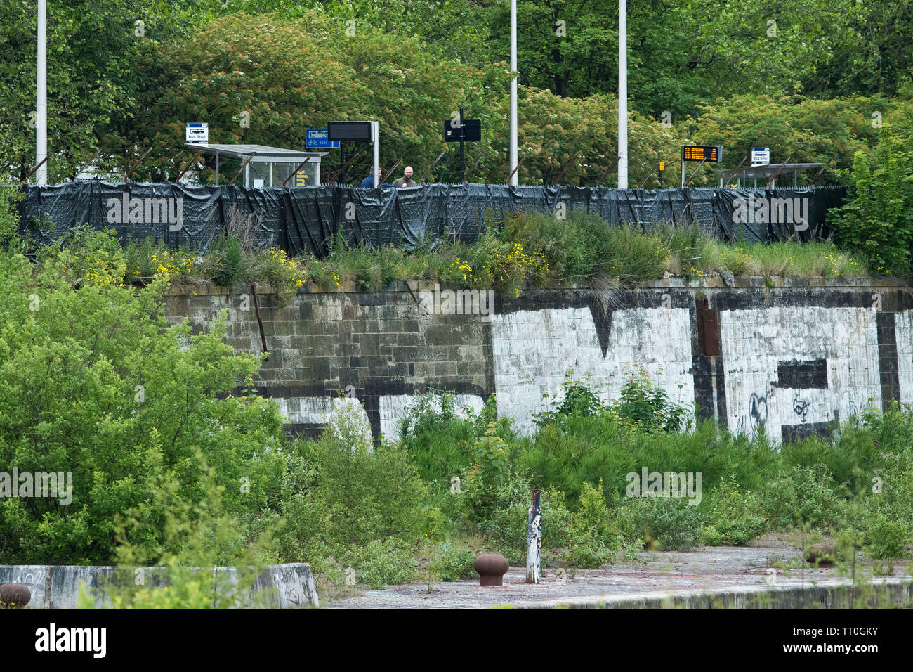 Glasgow, Royaume-Uni. 12 juin 2019. Sur la photo : La sécurité de l'ensemble est surveillé par des agents de police et le personnel avec doublure en toile noire la barrière pour bloquer la vue du public du film situé sur l'autre côté. Le film, intitulé, 1917, est une collaboration entre Spielberg et Sam Mendes, qui est l'écriture et la réalisation du projet. Mendes est également connu pour son travail sur les films de James Bond Skyfall et Spectre. Banque D'Images