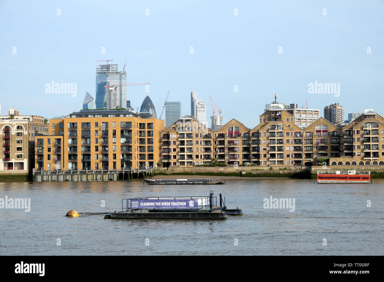 Maisons de vacances appartements Riverside logement bâtiments on Thames avec vue sur ville de London and Port of London Authority nettoyage ponton la rivière sign UK Banque D'Images
