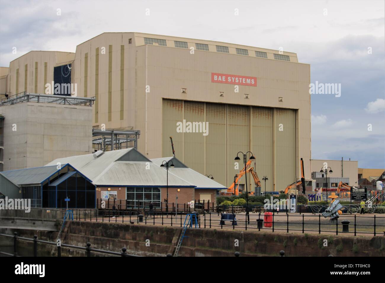 Barrow in Furness, Cumbria, Royaume-Uni. BAE Systems, les constructeurs de sous-marins. Les DDH, le Devonshire Dock Hall domine la ville de Barrow. Banque D'Images