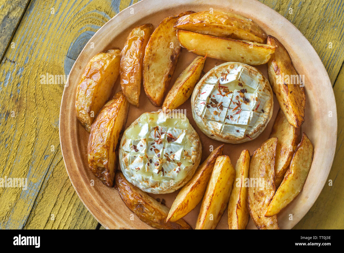 Camembert au four avec pommes de terre rôties sur la plaque Photo Stock -  Alamy